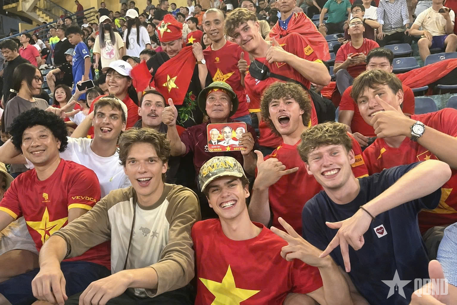 Gần 15 năm ngồi xe lăn cổ vũ bóng đá